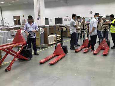 電動高升程搬運車交付使用，感謝廠家羅總親自跟客戶講解操作方法！